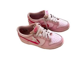Nike Dunk Low “Triple Pink” (GS) DH9765-600
Size: US 4Y / UK 3.5 / EUR 36